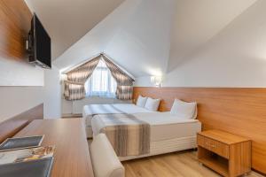 ErciyesMirada Del Monte的一间卧室设有一张大床和一个窗户。