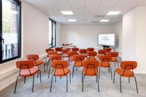 图尔昆Quai Central的一间空房间,配有橙色椅子和白色墙壁