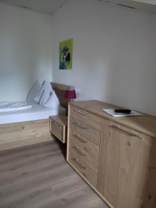 卡尔达罗加尼布伦恩霍夫酒店的一间卧室配有一张床和一个木制橱柜