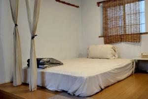 台南Huabing的一间带床的卧室,位于带窗户的房间内