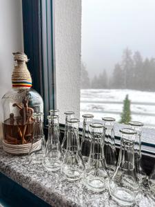 卡夫尼克Royal Alpin Crown的坐在窗台上的一组酒杯