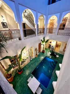 马拉喀什Riad Citrus的一座植物繁茂的建筑中的室内游泳池