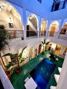 马拉喀什Riad Citrus的一座带房子的建筑中的室内游泳池