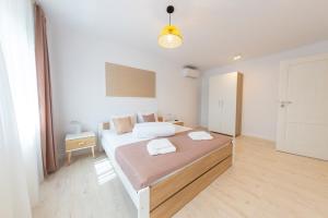 阿尔巴尤利亚Casa cu Nuc GRILL&POOL的一间卧室,卧室内配有一张大床