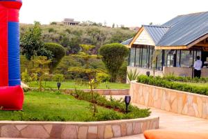 NarokOlive Hotel Narok的一座房子前面有花园