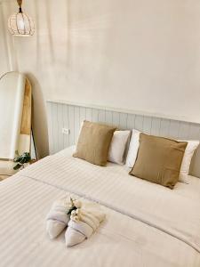 格兰岛The O room的一张带两个枕头的大白色床