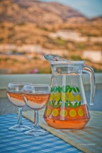 雷夫科斯卡尔帕索爱琴海公寓的玻璃投掷器和桌子上的两杯玻璃杯