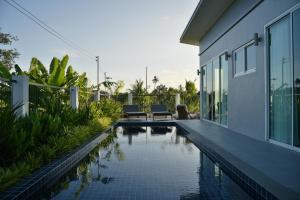 Bang KrasopGreen Lung Pool Villas Bangkok的一座房子后院的游泳池