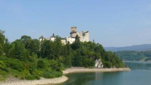 MajereDomček v pieninach .的湖中小岛上的城堡