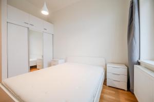 布拉格皮斯托苏U3酒店的卧室配有白色的床和镜子