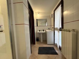 贝加莫Comfort Accommodation Residence的一间带水槽和卫生间的小浴室
