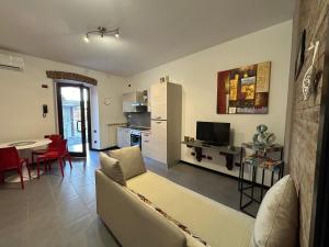 贝加莫Comfort Accommodation Residence的带沙发和桌子的客厅以及厨房。