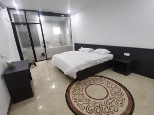 文昌苋苋客栈Olioinn的一间卧室配有一张大床和地毯。