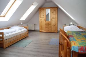 卡尔斯哈根Fewo Peeneblick 5_LIND的阁楼卧室设有两张床和一扇门