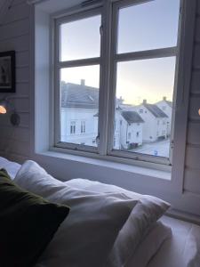 特罗姆瑟Enter Tromsø - Luxury 4 Bedroom Apartment的一间卧室设有窗户,享有城市美景