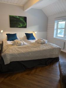 特罗姆瑟Enter Tromsø - Luxury 4 Bedroom Apartment的一间卧室配有一张带蓝色枕头的大床