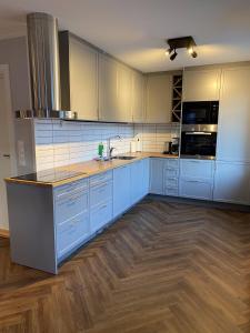 Enter Tromsø - Luxury 4 Bedroom Apartment的厨房或小厨房