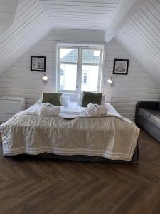 特罗姆瑟Enter Tromsø - Luxury 4 Bedroom Apartment的阁楼上的卧室配有一张大床