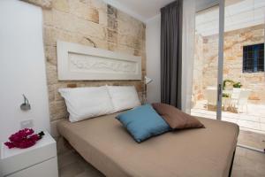 滨海波利尼亚诺Calaporto-Holiday Home & Relax的一间卧室配有一张砖墙床