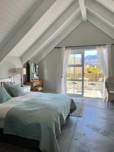 斯坦福A Mountain & Country Haven的一间卧室配有一张床,享有庭院的景色