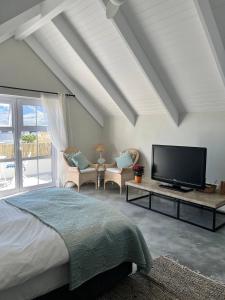 斯坦福A Mountain & Country Haven的一间卧室配有一张床和一台平面电视