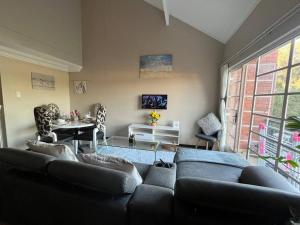 比勒陀利亚Executive suite@Lofts的客厅配有沙发和桌子