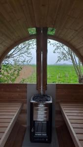 圣劳伦斯B&B De Hemelse Polder的带炉灶的客房享有田野景致。