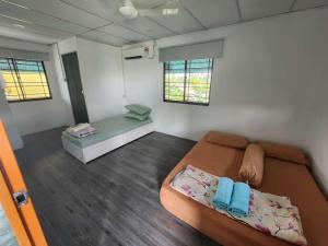 Simpang EmpatHomestay Denai Harummanis S4的小房间设有床和沙发