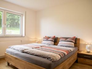 莱奇根Hof am Horn - Fewos in der Natur的一间卧室设有一张大床和窗户