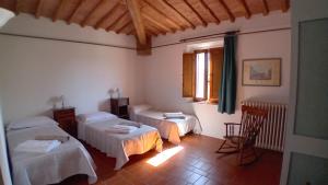 帕拉伊阿Agriturismo La Ca'Solare的客房设有两张床和窗户。
