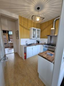 兹沃勒Almelose Kanaal的厨房配有白色橱柜和台面