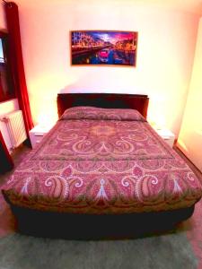 米兰L' appartamento sul Naviglio的一间卧室配有一张带紫色棉被的床