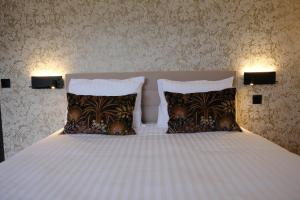 La ChapelleLes Restanques du lac的卧室配有白色的床和2个枕头