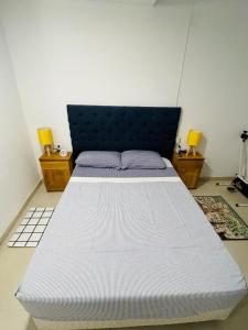 科尔多瓦bedroom and private bathroom Habitacion y baño privado - en una casa的一张大床,位于带两盏灯的房间