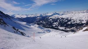 库尔瓦尔登Alpine Cocoon的一群人沿着雪覆盖的山滑雪