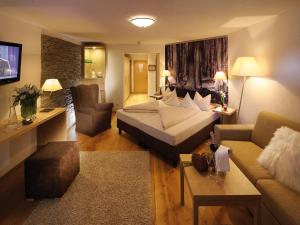 菲根Boutique Hotel Haidachhof superior的酒店客房设有床和客厅。