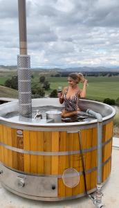 冈德盖奇摩农家乐的女人在热水浴缸中喝一杯葡萄酒