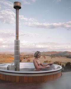 冈德盖奇摩农家乐的坐在热水浴缸中的人,享有美景