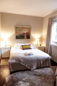 布鲁塞尔肖特克莱旅馆的一间卧室配有一张大床和两盏灯