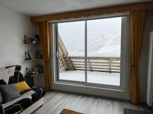 阿拉纽埃Studio cabine Piau-Engaly au pied des pistes的客厅设有美景大窗户