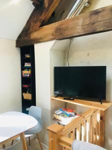 阿伯加文尼Black Mountains Barn的客厅设有壁挂式平面电视。