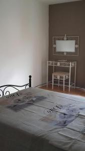 维勒班Oasis T3 centre ville jardin privé的一间卧室配有一张带桌子和镜子的床