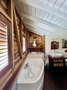 哥西尔La Voile Grise - Villa de charme - Sea View的带浴缸和盥洗盆的大浴室