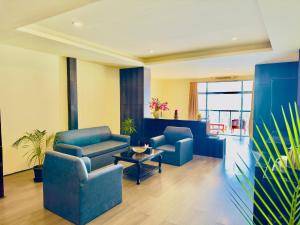 甘托克Tara Palace Resort and SPA的客厅配有2把蓝色椅子和桌子