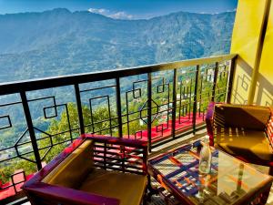 甘托克Tara Palace Resort and SPA的山景阳台上的桌椅