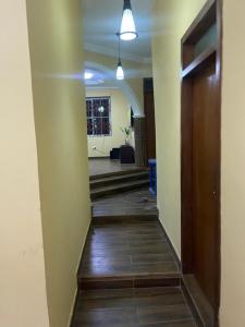 阿克拉Coolzzy GM247 Homes-Accra Kwabenya Villas的走廊通往带门的房间