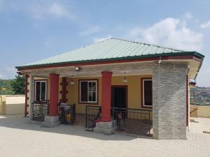 阿克拉Coolzzy GM247 Homes-Accra Kwabenya Villas的金属屋顶的小砖屋