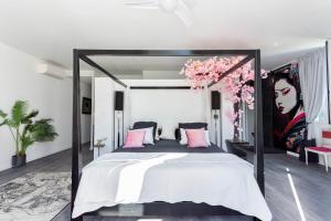 土伦Chambre d'hôtes de luxe, Toulon Mourillon, 4 belles chambres, Piscine的卧室配有一张带粉红色枕头的大床