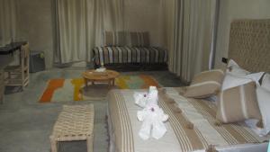 马拉喀什Family Village Marrakech的酒店客房,配有带毛巾的床