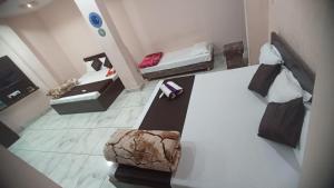 乌贾因Hotel Shri Krishna Palace的卧室享有高空美景,配有两张床和一把椅子